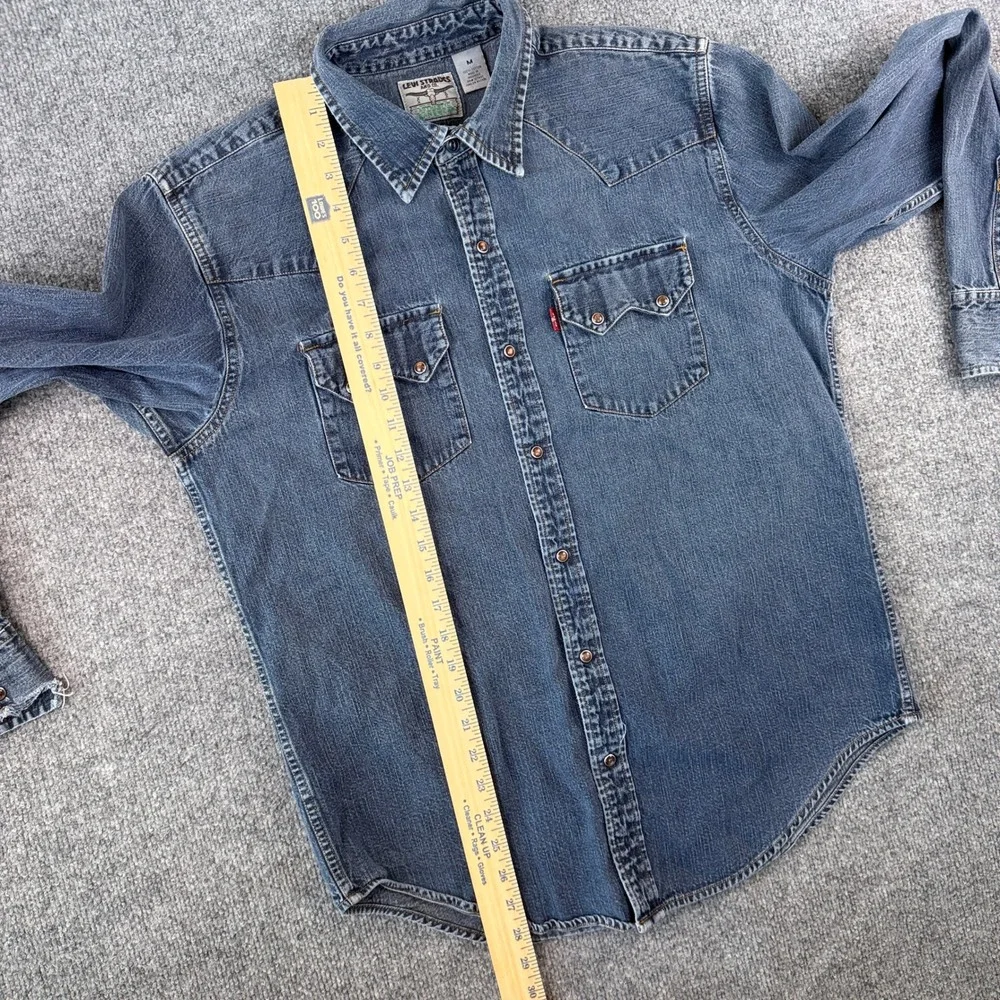 Levis Shirt Mens M Blue Denim Pearl Snap Sawtooth Pocket Western Long Sleeve
